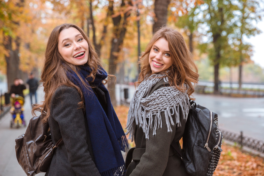 zwei Freundinnen spazieren im Herbstpark - Foto, Bild