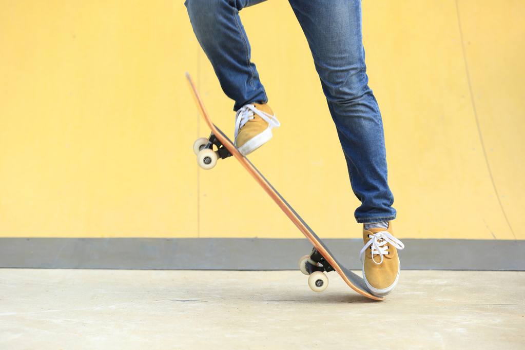 skateboarder με skateboard στο πάρκο - Φωτογραφία, εικόνα