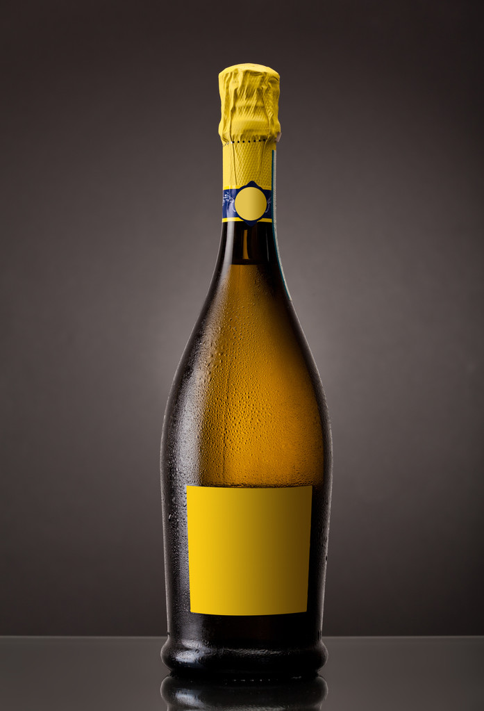 Garrafa de champanhe não aberto refrigerado
 - Foto, Imagem
