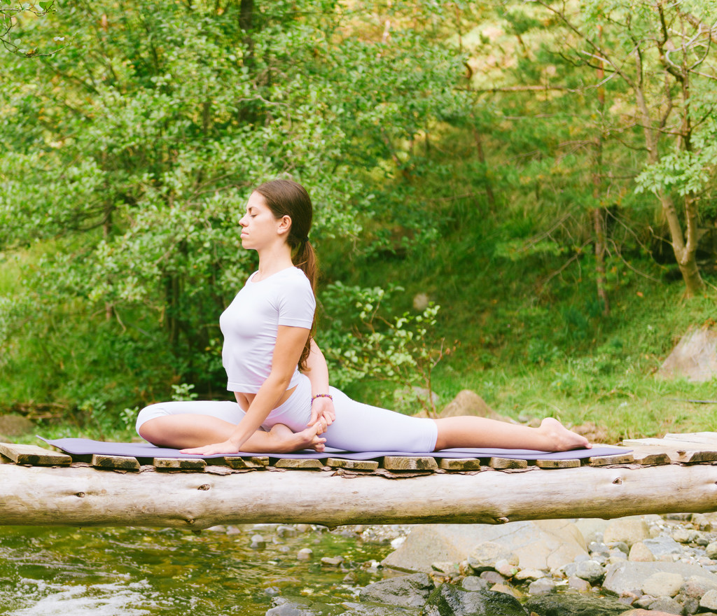 žena dělá jógu v přírodě. - Fotografie, Obrázek