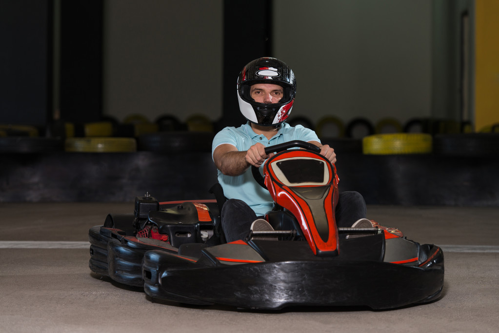 Jonge Man drijvende Go-Kart Karting Race - Foto, afbeelding