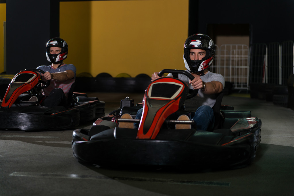 Ryhmä ihmisiä ajo Go-Kart Karting Race
 - Valokuva, kuva