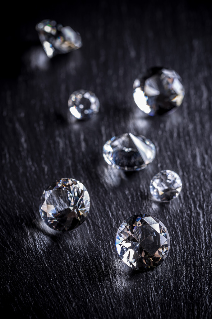 Diamants brillants sur fond sombre
 - Photo, image