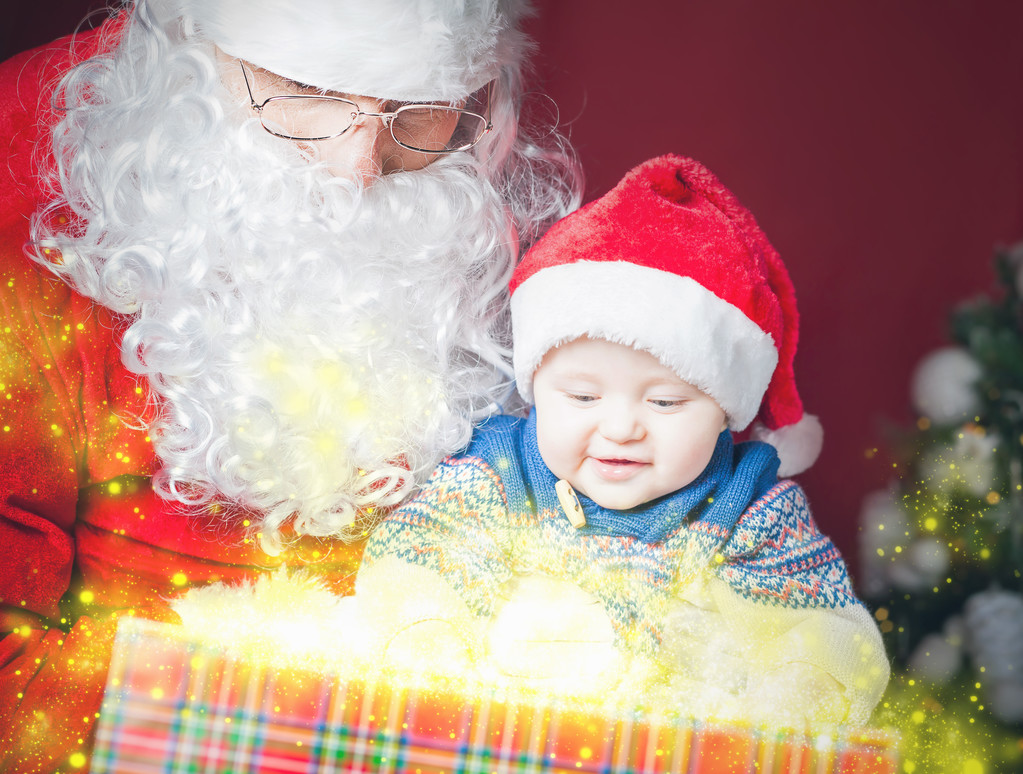 Noel bebeği ve Noel Baba hediye açılış veya hediye kutusu - Fotoğraf, Görsel