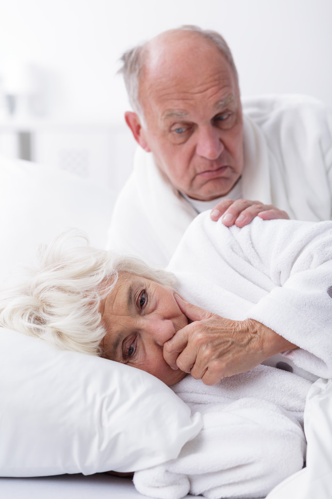 Θλιβερή ηλικιωμένη γυναίκα στο κρεβάτι - Φωτογραφία, εικόνα
