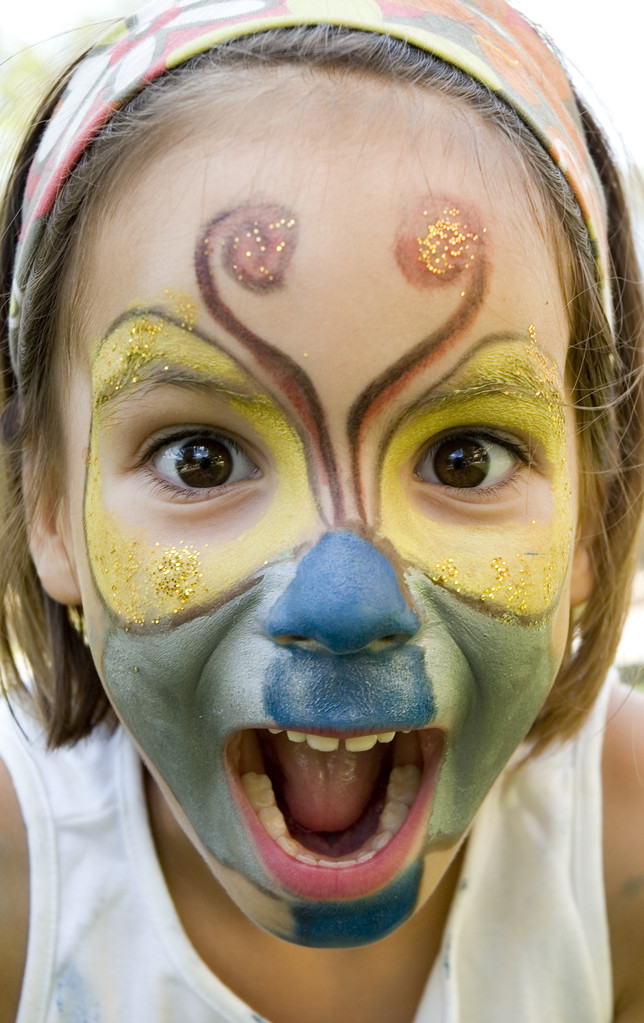 kleines Mädchen mit Schmetterling-Make-up - Foto, Bild