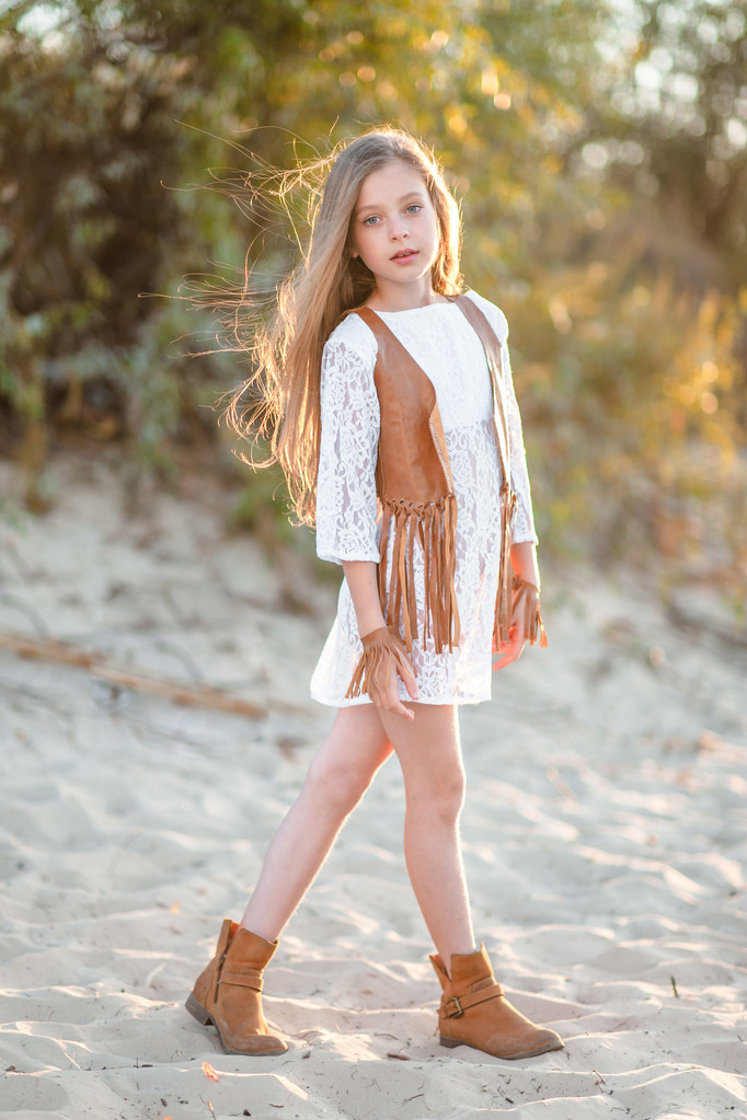 Porträt eines kleinen Mädchens im Sommer - Foto, Bild