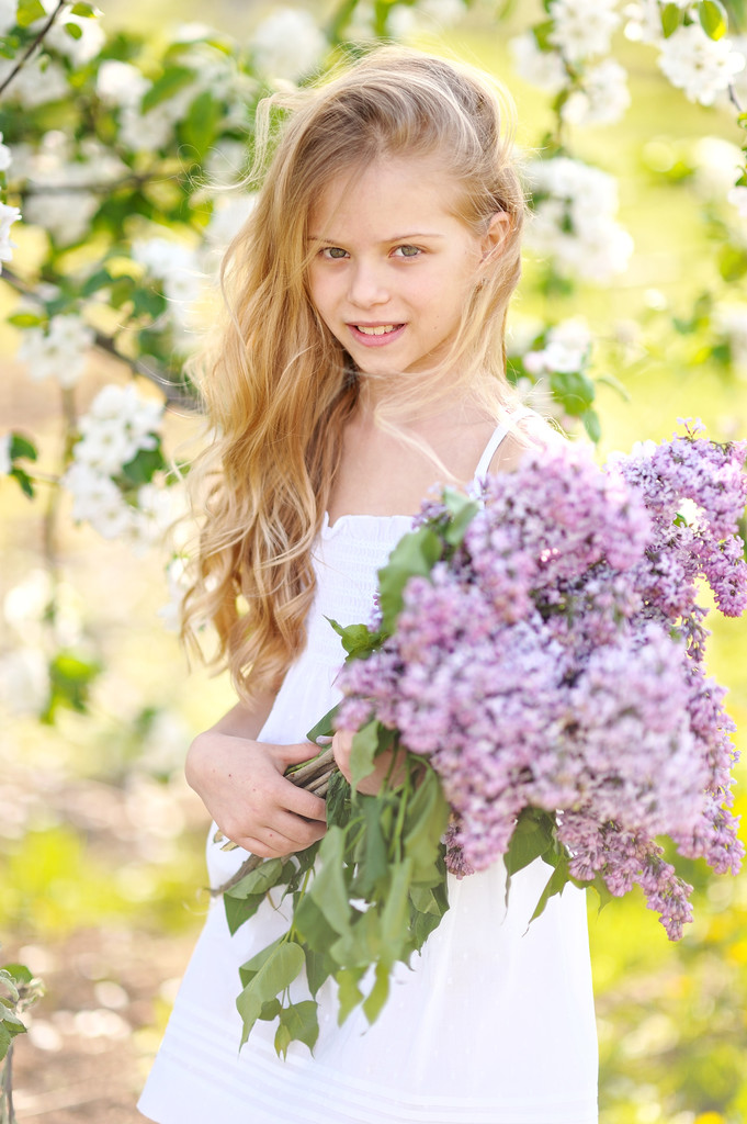 portret van klein meisje buiten in de zomer - Foto, afbeelding