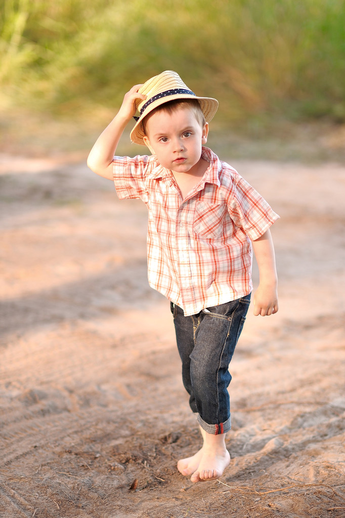 Portret van een jongen in de zomer buiten - Foto, afbeelding