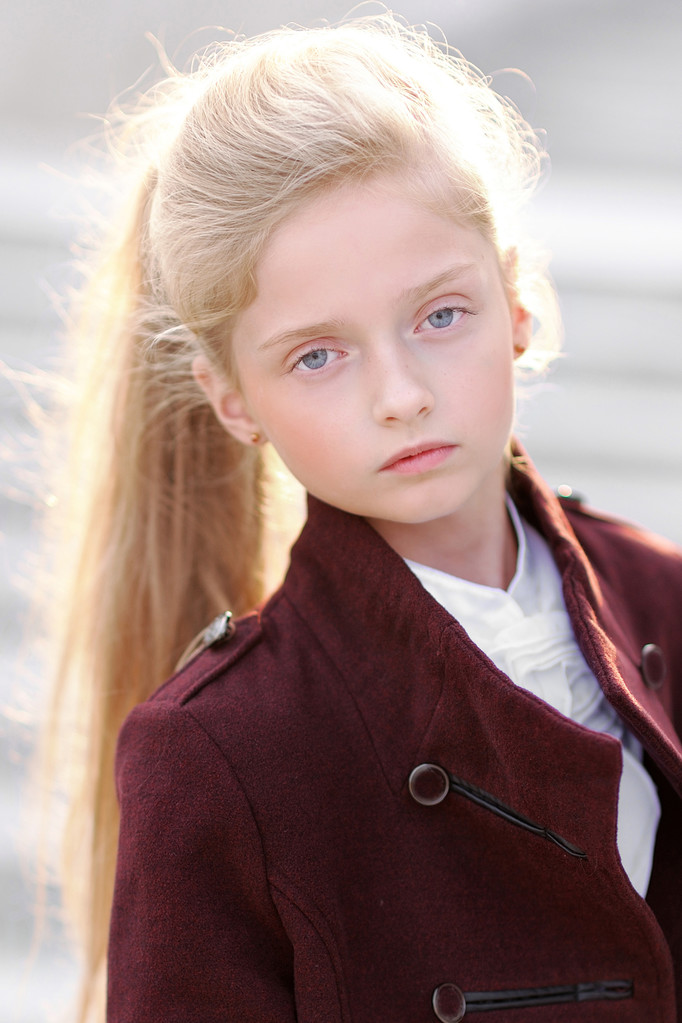 portret dziewczynki na zewnątrz w jesieni - Zdjęcie, obraz