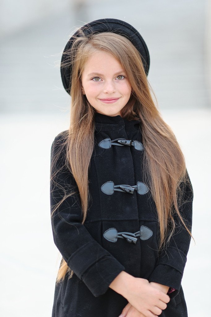 πορτρέτο του κοριτσάκι σε εξωτερικούς χώρους το φθινόπωρο - Φωτογραφία, εικόνα