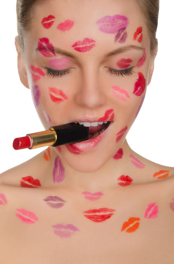 mujer con besos en la cara y lápiz labial en la boca
 - Foto, imagen