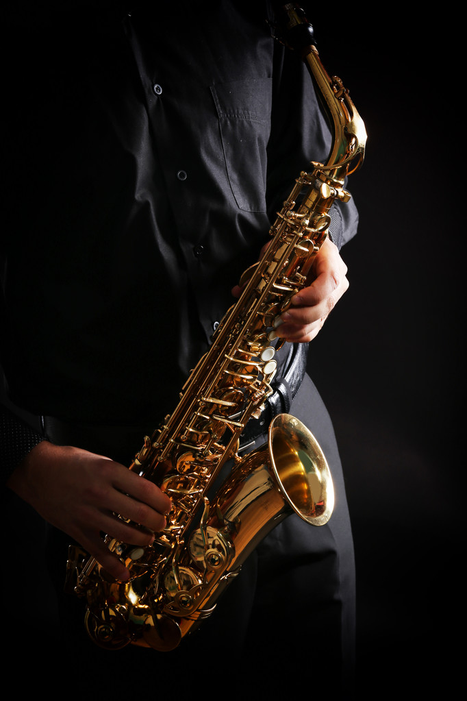 El hombre toca el saxofón
 - Foto, Imagen