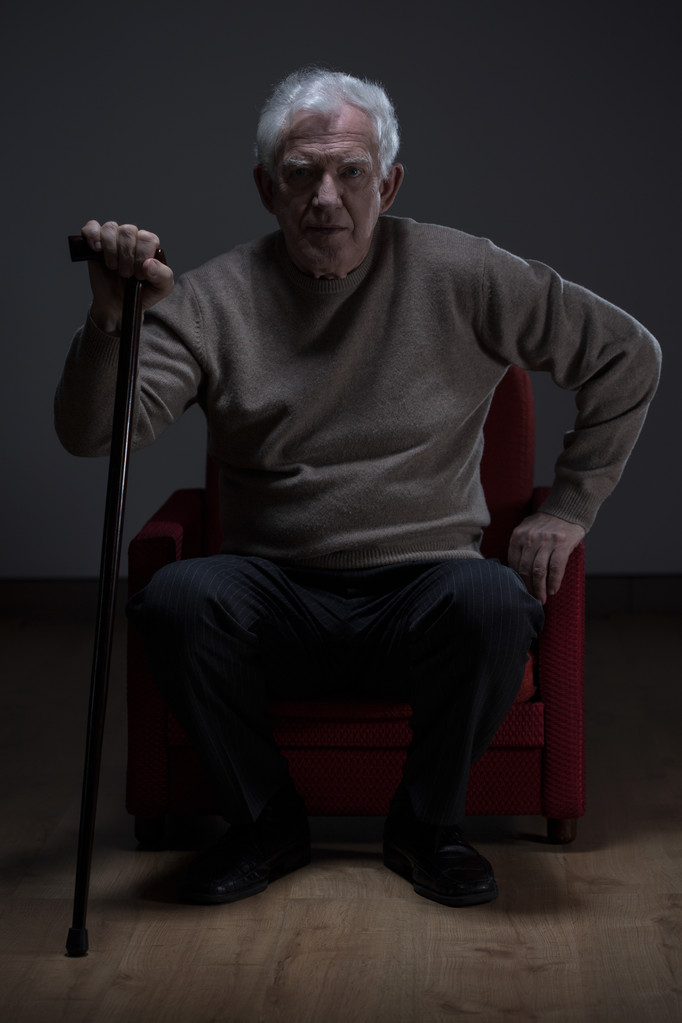 Starší muž s vycházkovou holí - Fotografie, Obrázek