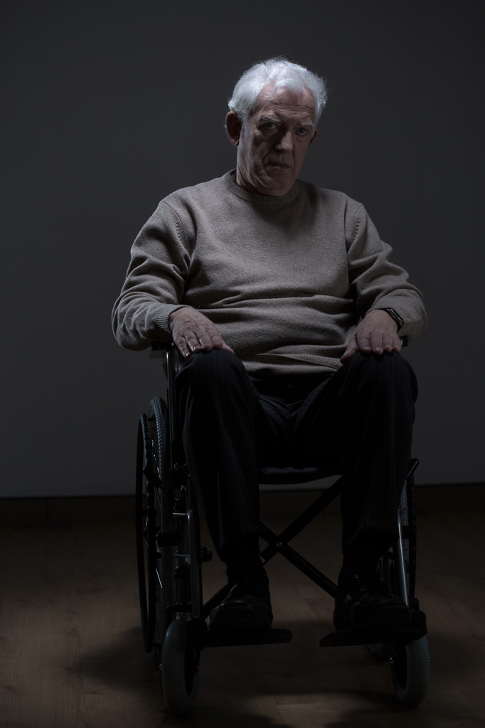Vieil homme en fauteuil roulant
 - Photo, image
