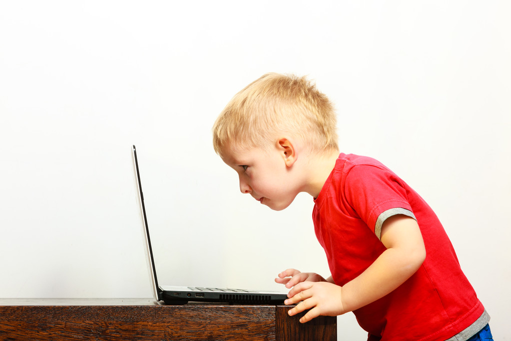 pequeño niño usando ordenador portátil PC en casa
 - Foto, Imagen