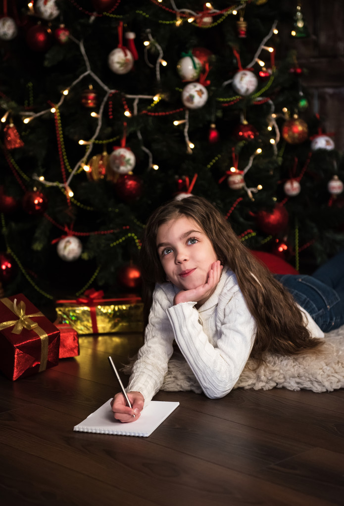 menina escreve carta para santa
 - Foto, Imagem