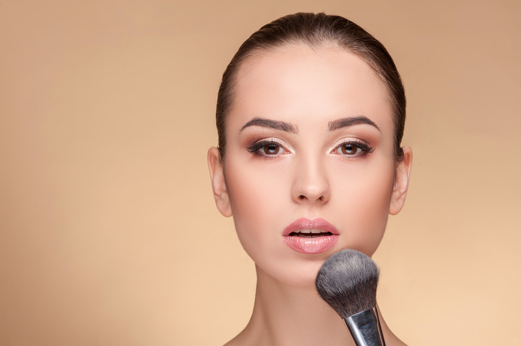 Pretty female model is receiving treatment at beauty shop - Zdjęcie, obraz