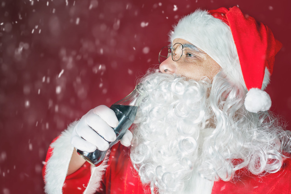Santa Claus holding Coca Cola fresh beverage, Christmas holiday - Fotografie, Obrázek