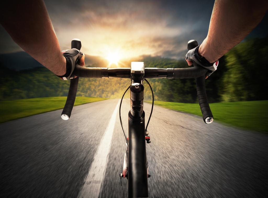 Ποδηλάτης pedaling σε έναν δρόμο - Φωτογραφία, εικόνα