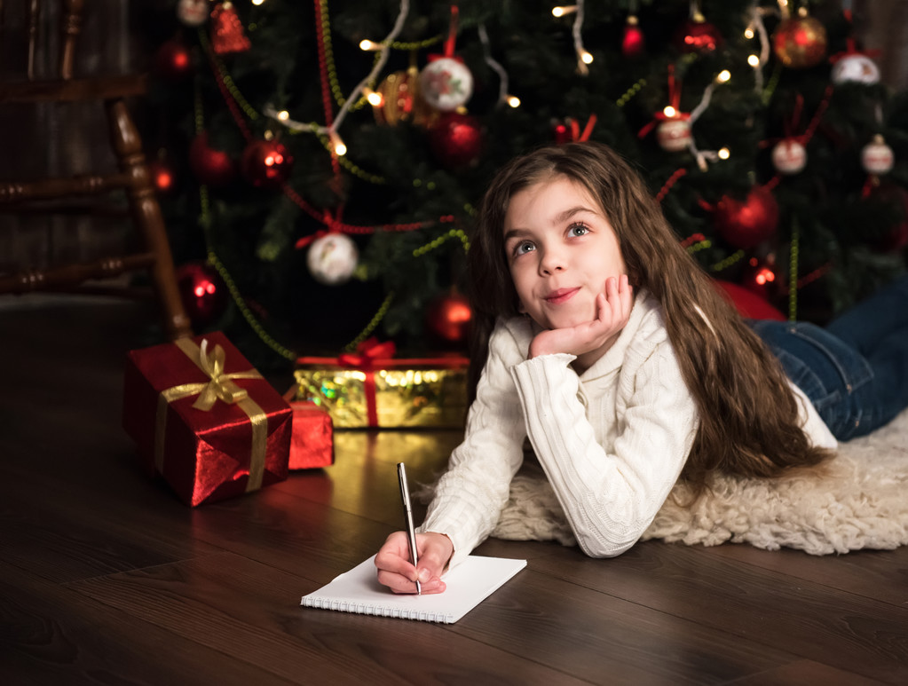 Kız Noel Baba'ya mektup yazar - Fotoğraf, Görsel