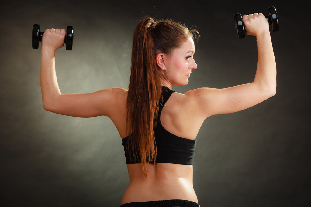Mujer en forma haciendo ejercicio con pesas. - Foto, imagen