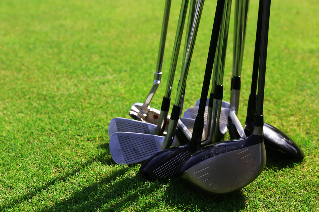 verschiedene teure Golfschläger auf grünem Luxus-Golfplatz - Foto, Bild