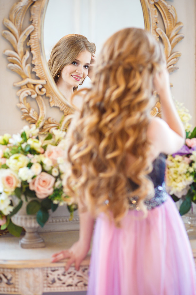 Portrait de jolie jeune fille dans une belle robe et de longs cheveux blonds dans un intérieur magnifique
 - Photo, image