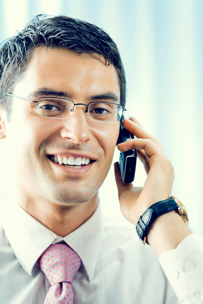 улыбающийся бизнесмен по мобильному телефону
 - Фото, изображение