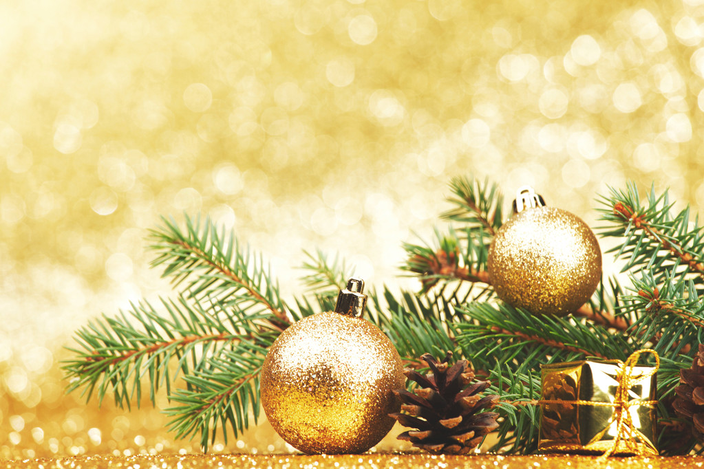 Biglietto natalizio con ramo di abete e decorazioni su sfondo dorato - Foto, immagini