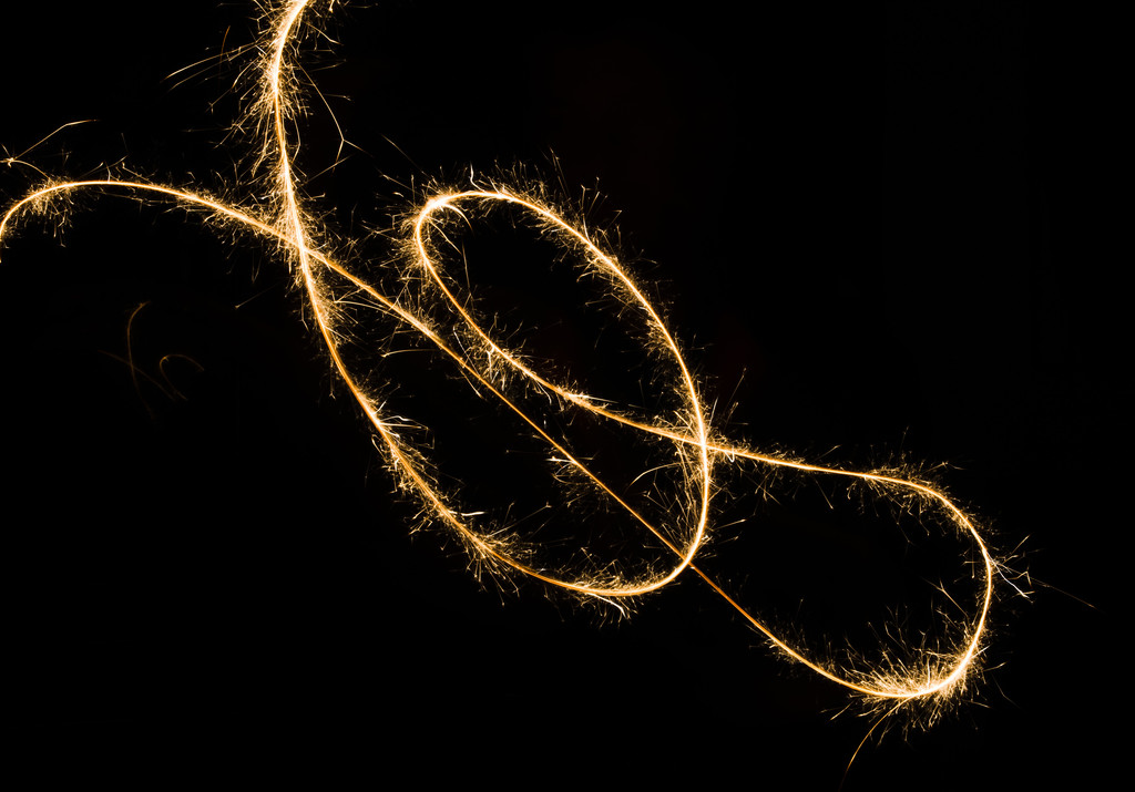 игристый легкий след в темной среде с использованием медленной скорости затвора
 - Фото, изображение