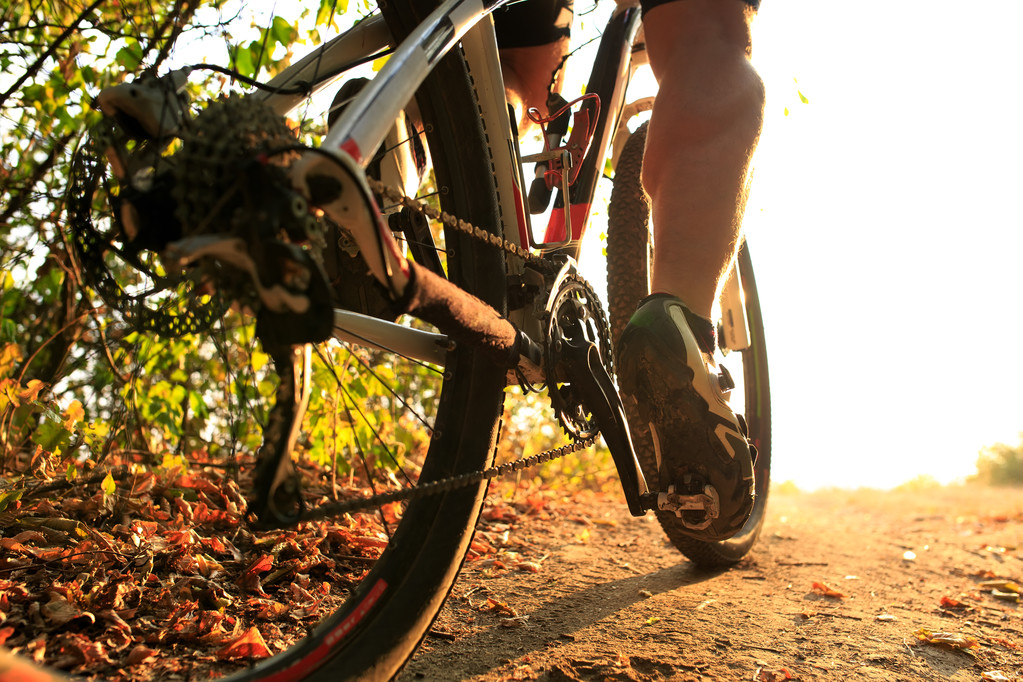 Деталь велосипедиста ноги верхи на гірському велосипеді на відкритому повітрі
 - Фото, зображення