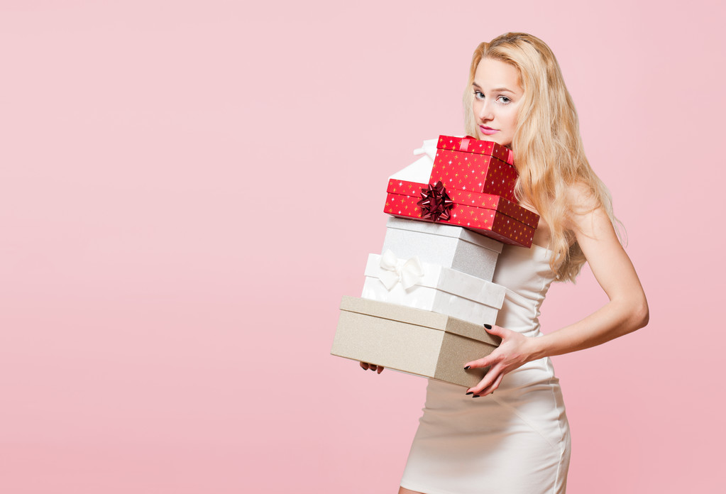 Молода блондинка з подарунковими коробками
. - Фото, зображення