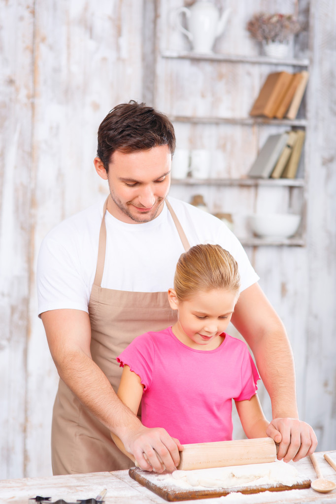 Feliz pai e filha cozinhando juntos
 - Foto, Imagem