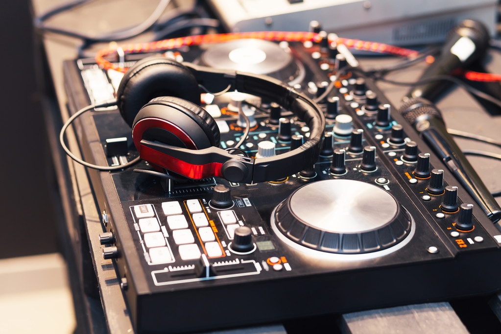 DJ оборудование, наушники, микрофоны, винил
 - Фото, изображение