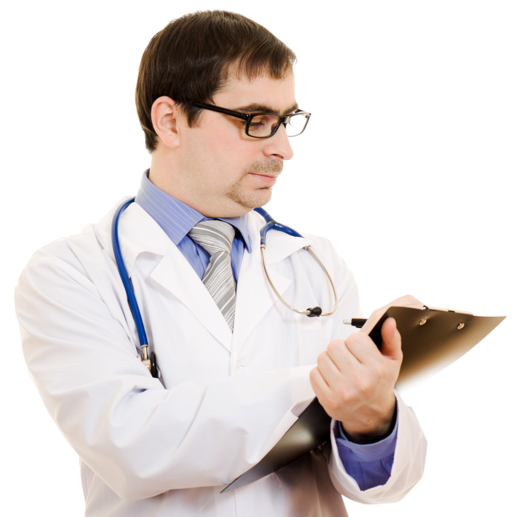 Arzt schreibt auf dem Dokumententisch auf weißem Hintergrund. - Foto, Bild