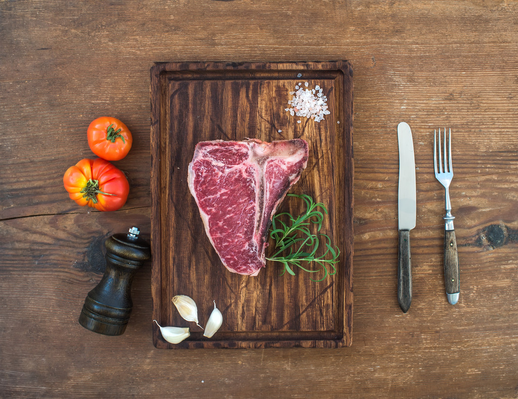 nyers friss hús t-bone steak - Fotó, kép
