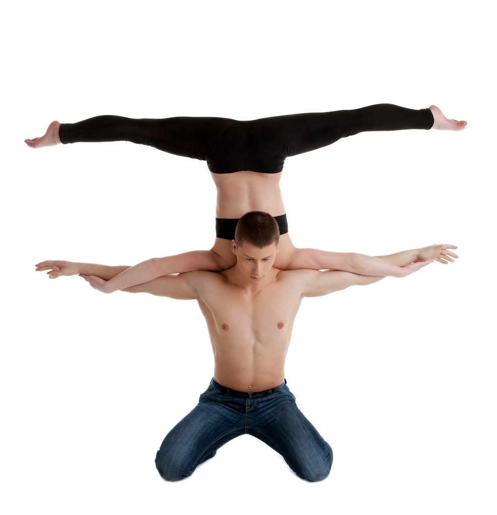 Zwei junge Akrobaten zeigen ihr Können - Foto, Bild
