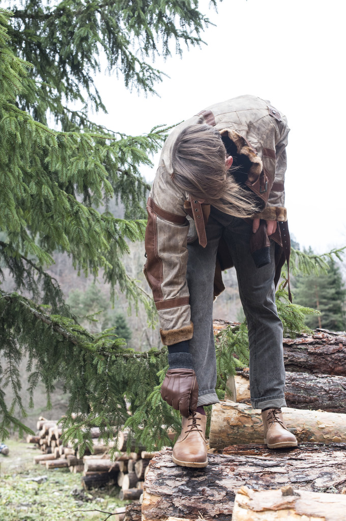 Homem amarrar sapatos na floresta
 - Foto, Imagem