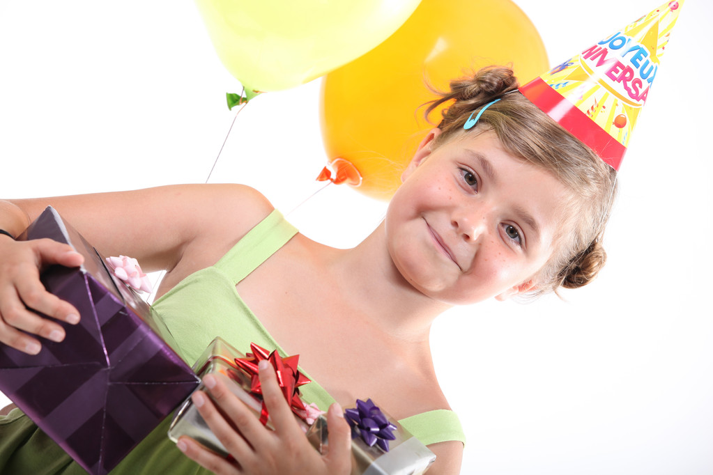 Una niña feliz con sus regalos de cumpleaños
 - Foto, Imagen