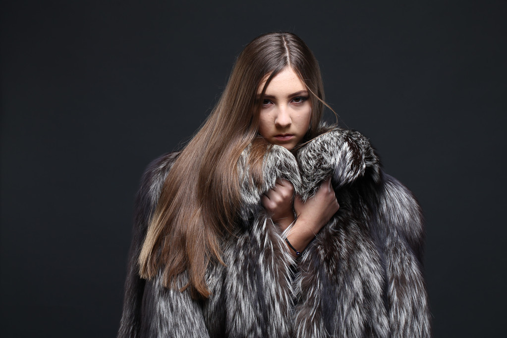 Portrait of a seductive lady in fur coat - Photo, Image