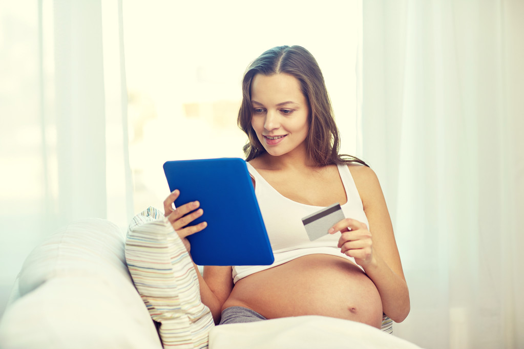 femme enceinte avec tablette pc et carte de crédit - Photo, image