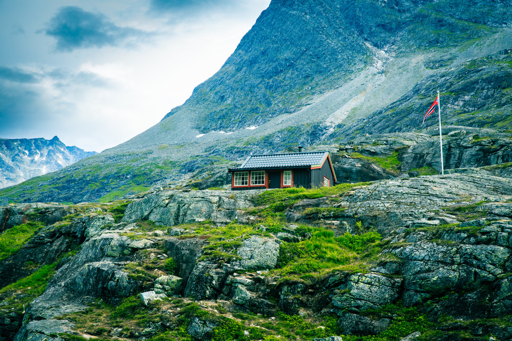 Μοναχικό σπίτι στα βουνά - Φωτογραφία, εικόνα