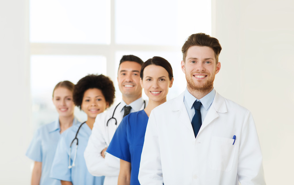 група щасливих лікарів у лікарні
 - Фото, зображення