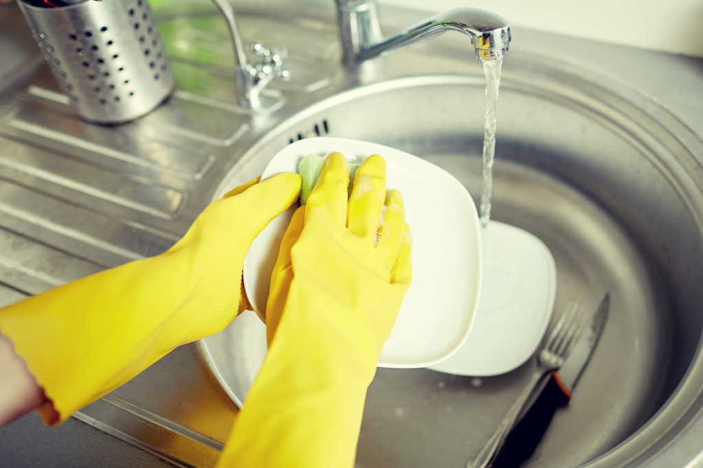 женщина мыла посуду на кухне своими руками
 - Фото, изображение
