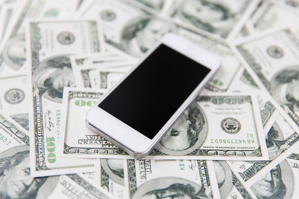 крупним планом смартфон і доларові гроші
 - Фото, зображення