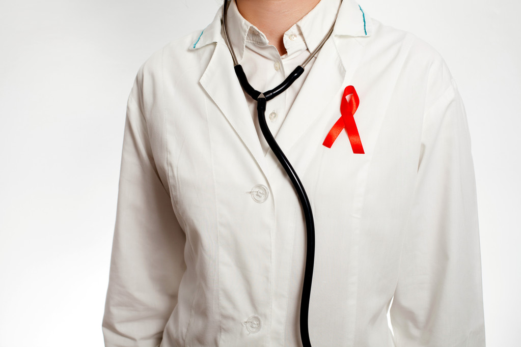 Μηδική με κόκκινη κορδέλα ευαισθητοποίησης του Aids στο στήθος της - Φωτογραφία, εικόνα