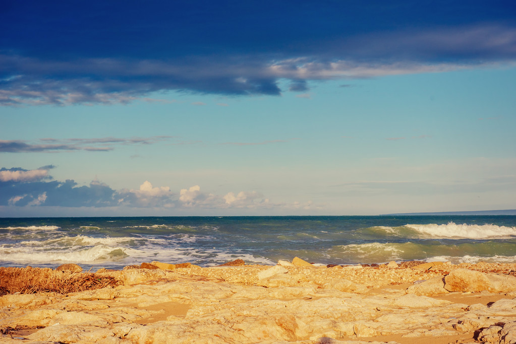 волны на морском ландшафте на фоне голубого неба
 - Фото, изображение