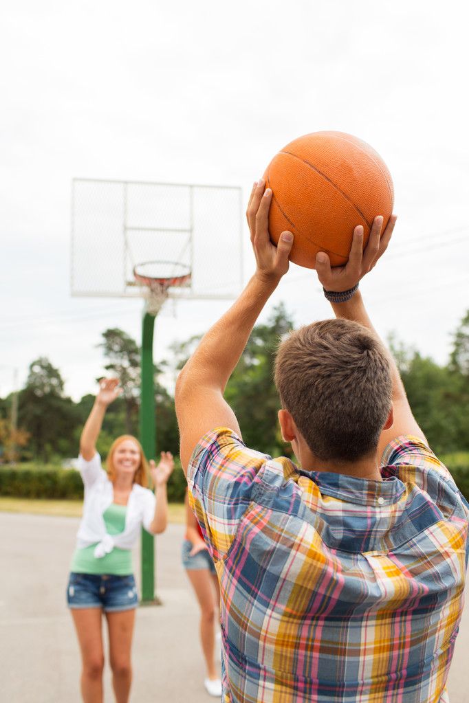Skupina happy teenagerů hrát basketbal - Fotografie, Obrázek