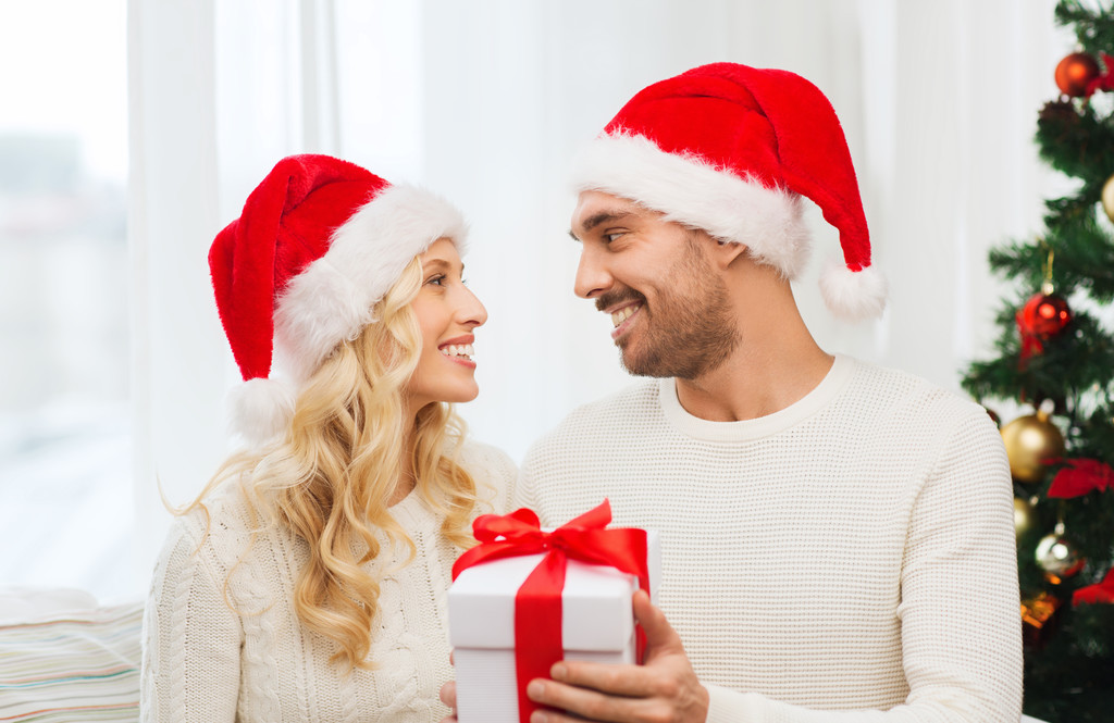casal feliz em casa com caixa de presente de Natal
 - Foto, Imagem